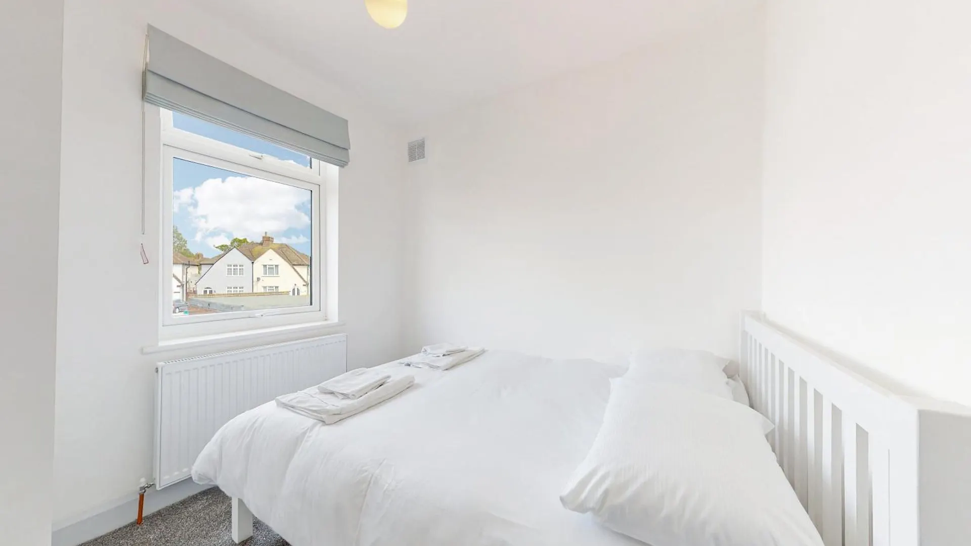 Modern 3 Bedroom House With Garden & Private Parking Hounslow Villa