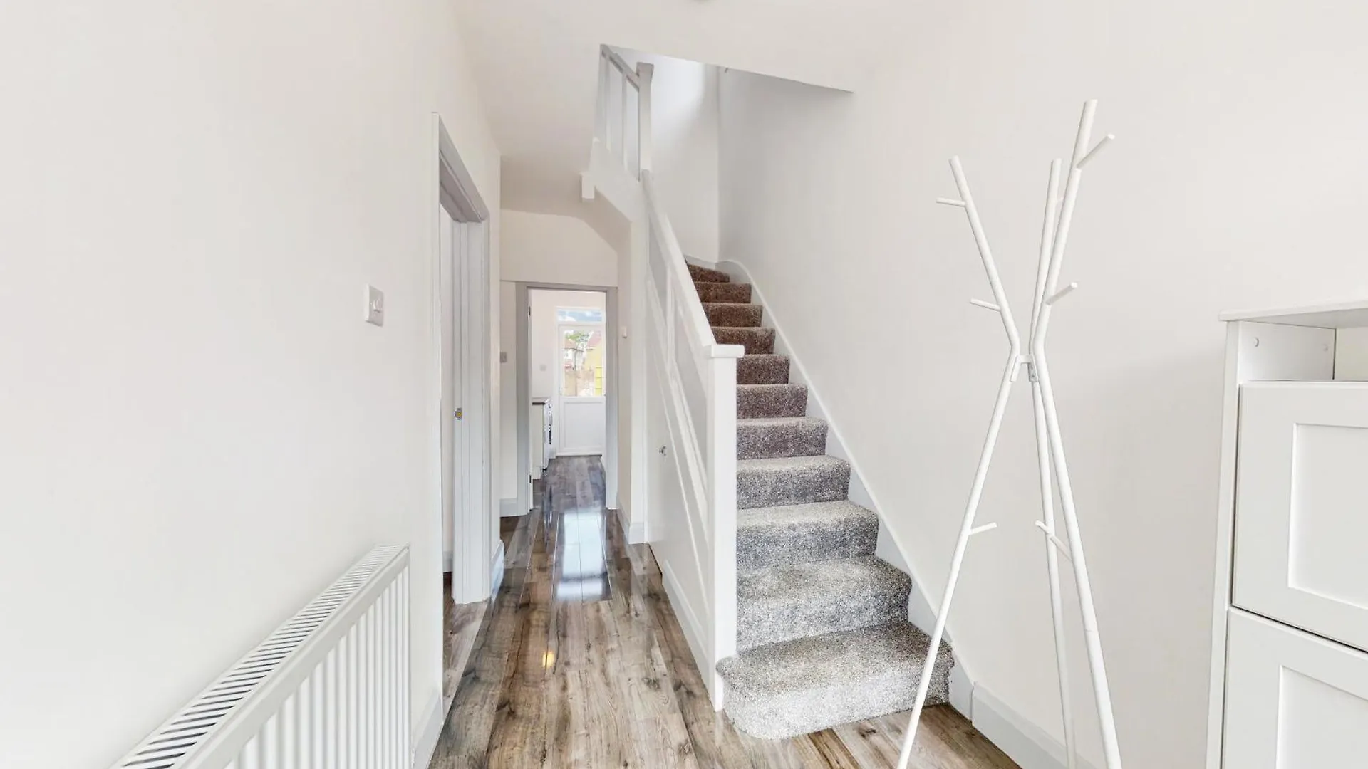 Modern 3 Bedroom House With Garden & Private Parking Hounslow