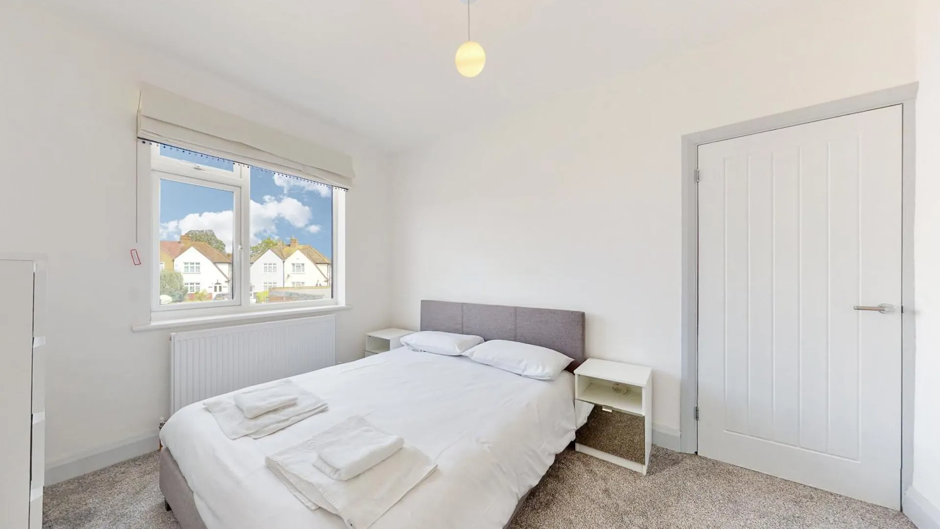 Modern 3 Bedroom House With Garden & Private Parking Hounslow 0*,