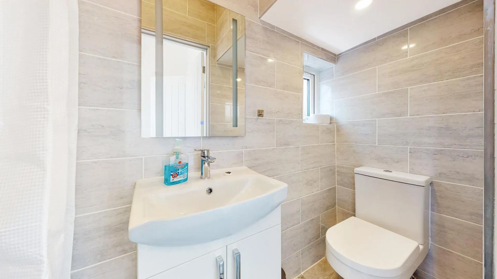 Modern 3 Bedroom House With Garden & Private Parking Hounslow