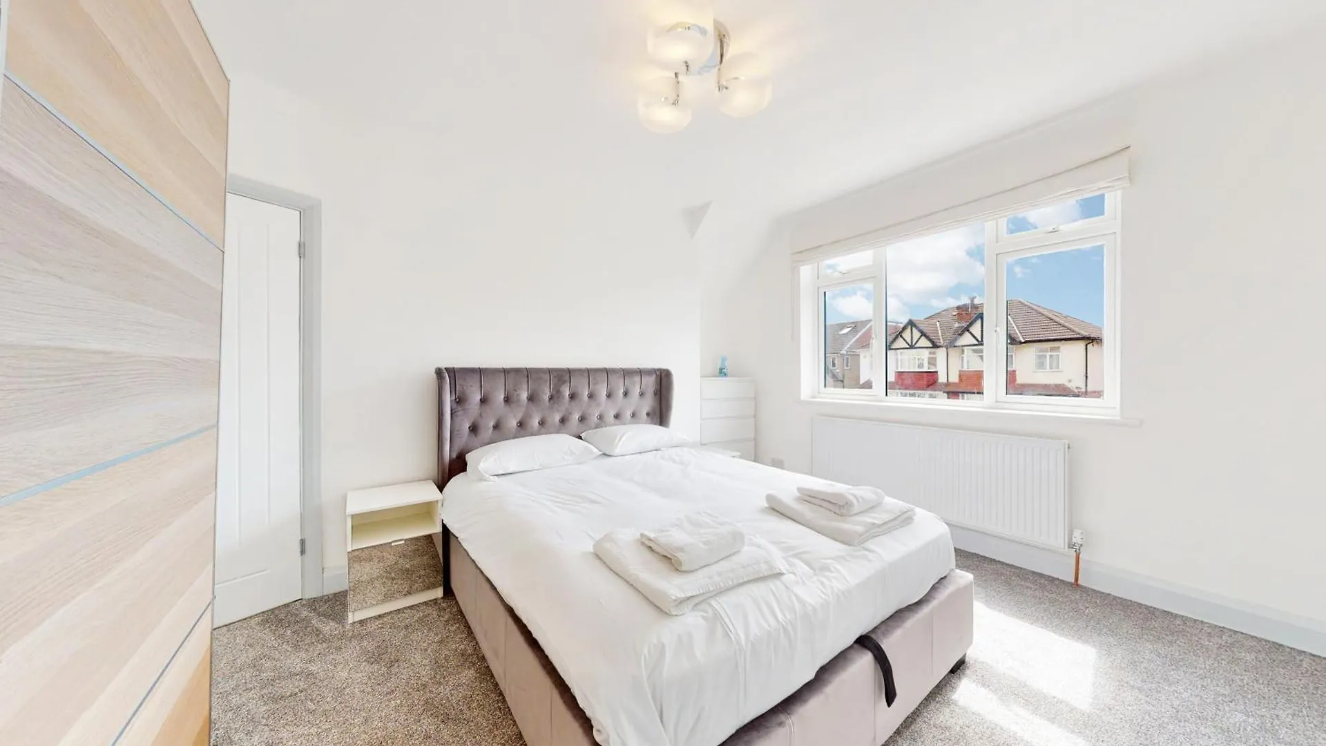 Modern 3 Bedroom House With Garden & Private Parking Hounslow