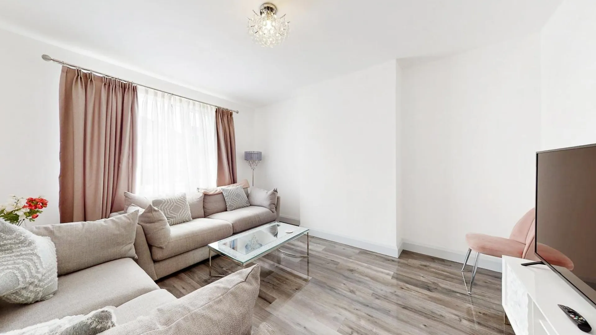 Modern 3 Bedroom House With Garden & Private Parking Hounslow Villa