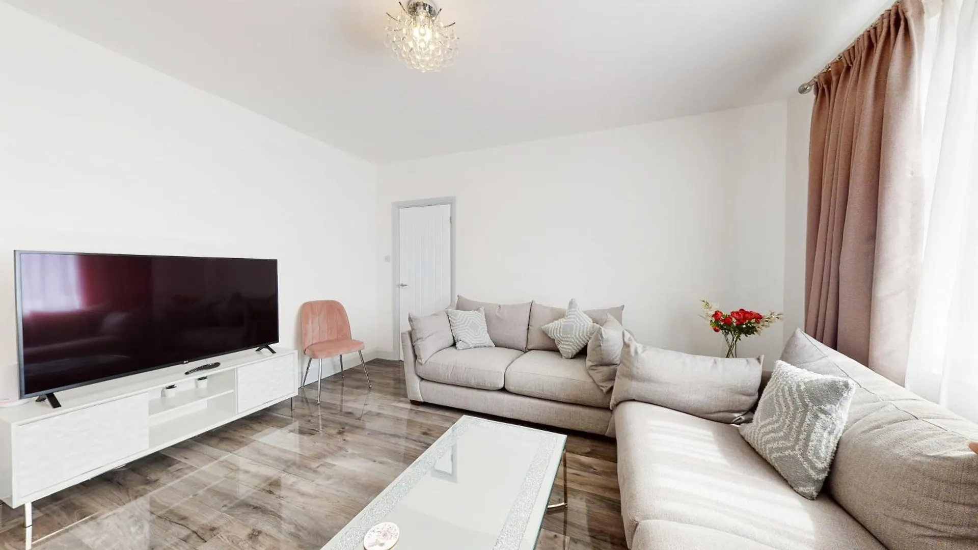 Modern 3 Bedroom House With Garden & Private Parking Hounslow 0*,