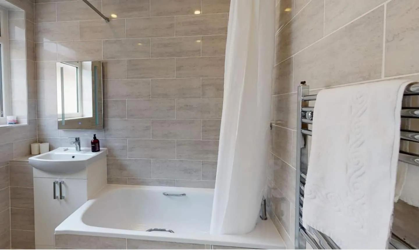 Modern 3 Bedroom House With Garden & Private Parking Hounslow Villa